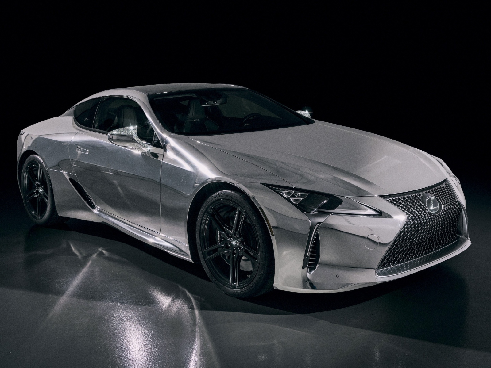 Серебристый автомобиль Lexus Renaissance LC 500 2023 года