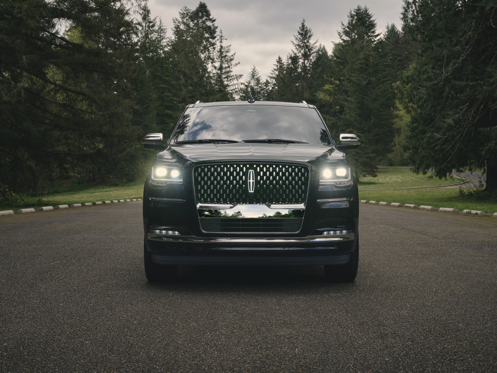 Автомобиль Lincoln Navigator, 2022 года вид спереди