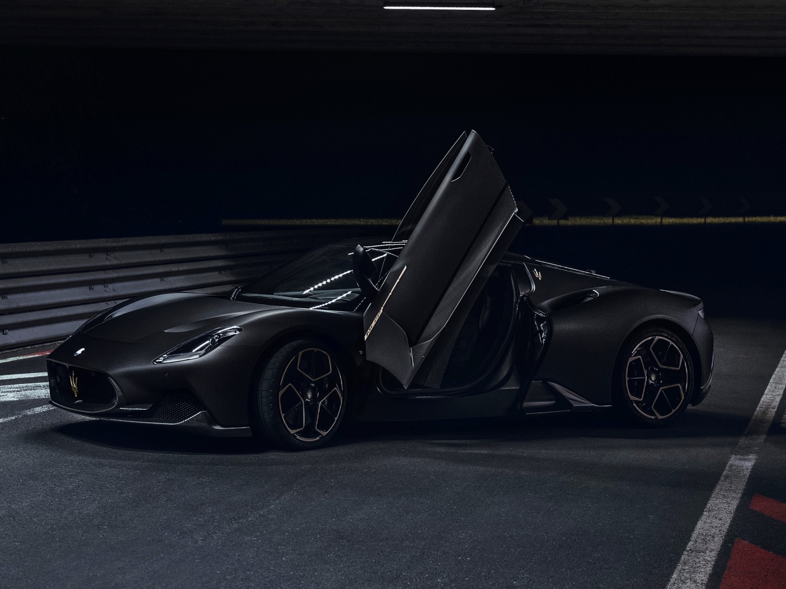 Черный автомобиль Maserati MC20  с открытыми дверями