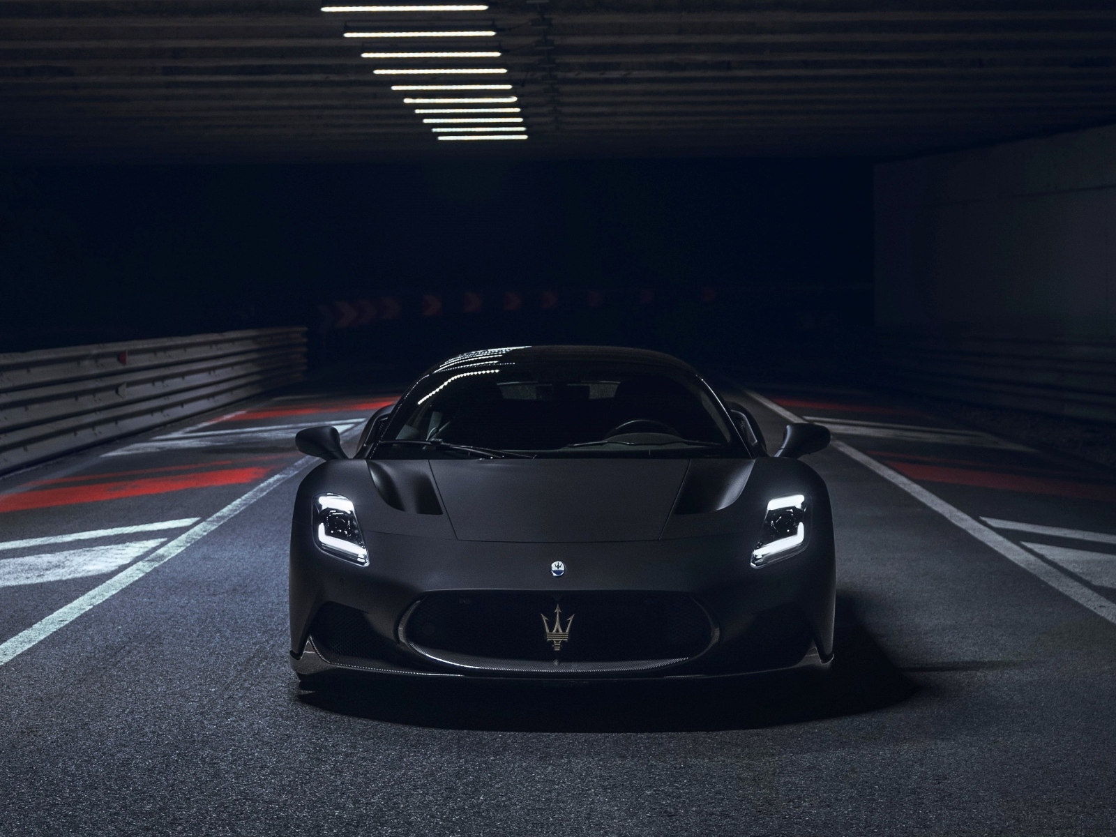 Вид спереди на автомобиль Maserati MC20 Notte Coupé 2023  года