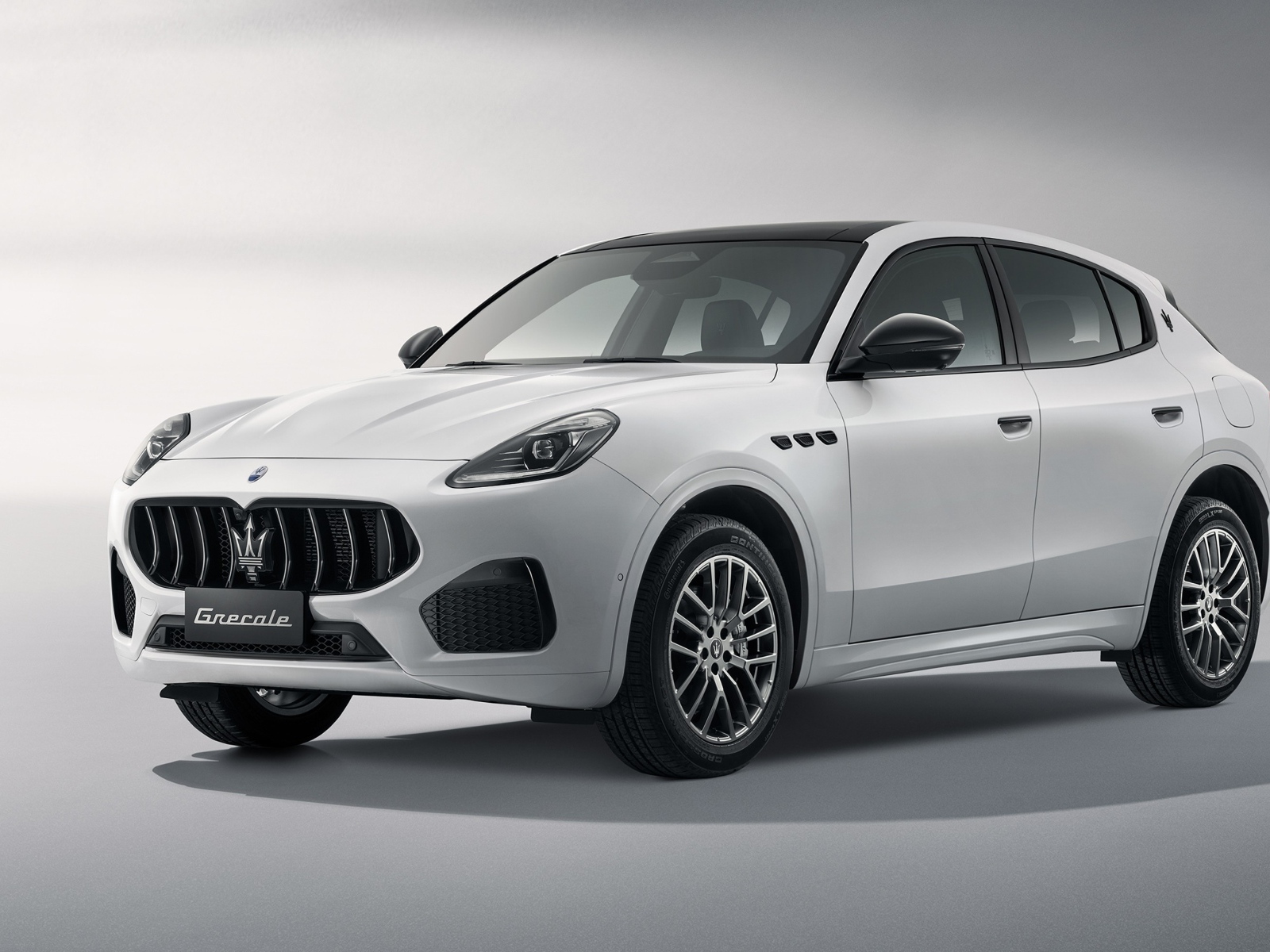 Автомобиль Maserati Grecale Nerissimo Edition 2023 на сером фоне