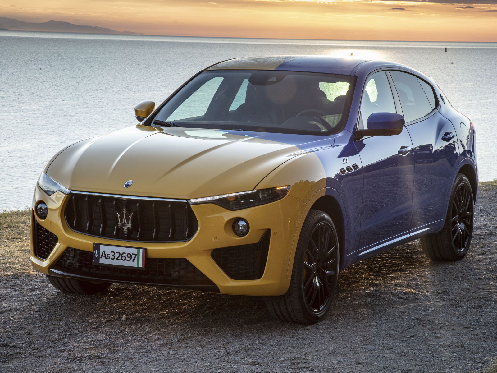 Автомобиль Maserati Levante GT Hybrid Fuoriserie 2021 у реки