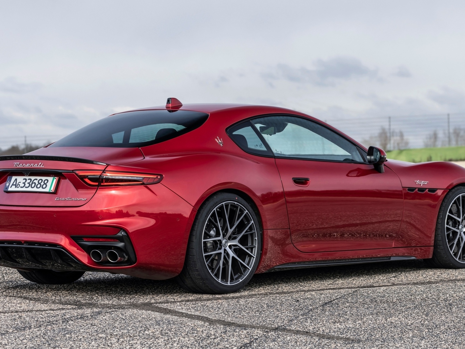 Красный Maserati GranTurismo Trofeo 2023 года вид сзади