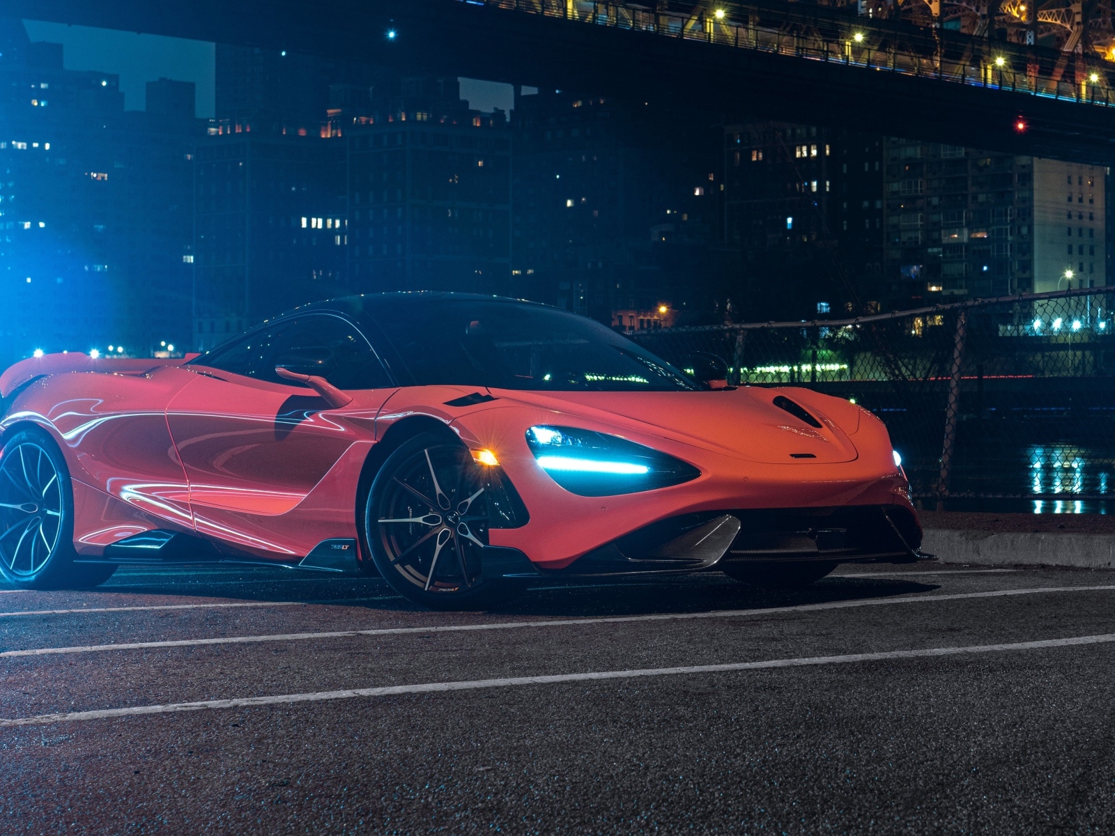 Спортивный автомобиль McLaren 765LT, 2022 года