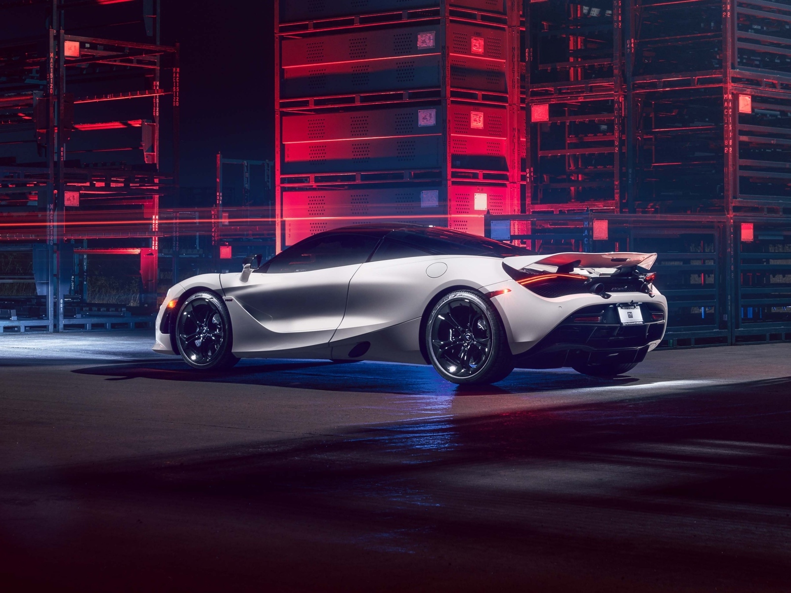 Автомобиль McLaren 720S  вид сзади