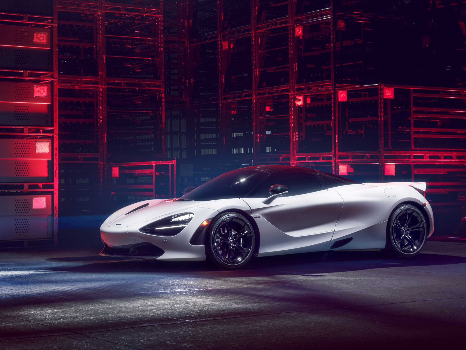 Автомобиль McLaren 720S в здании