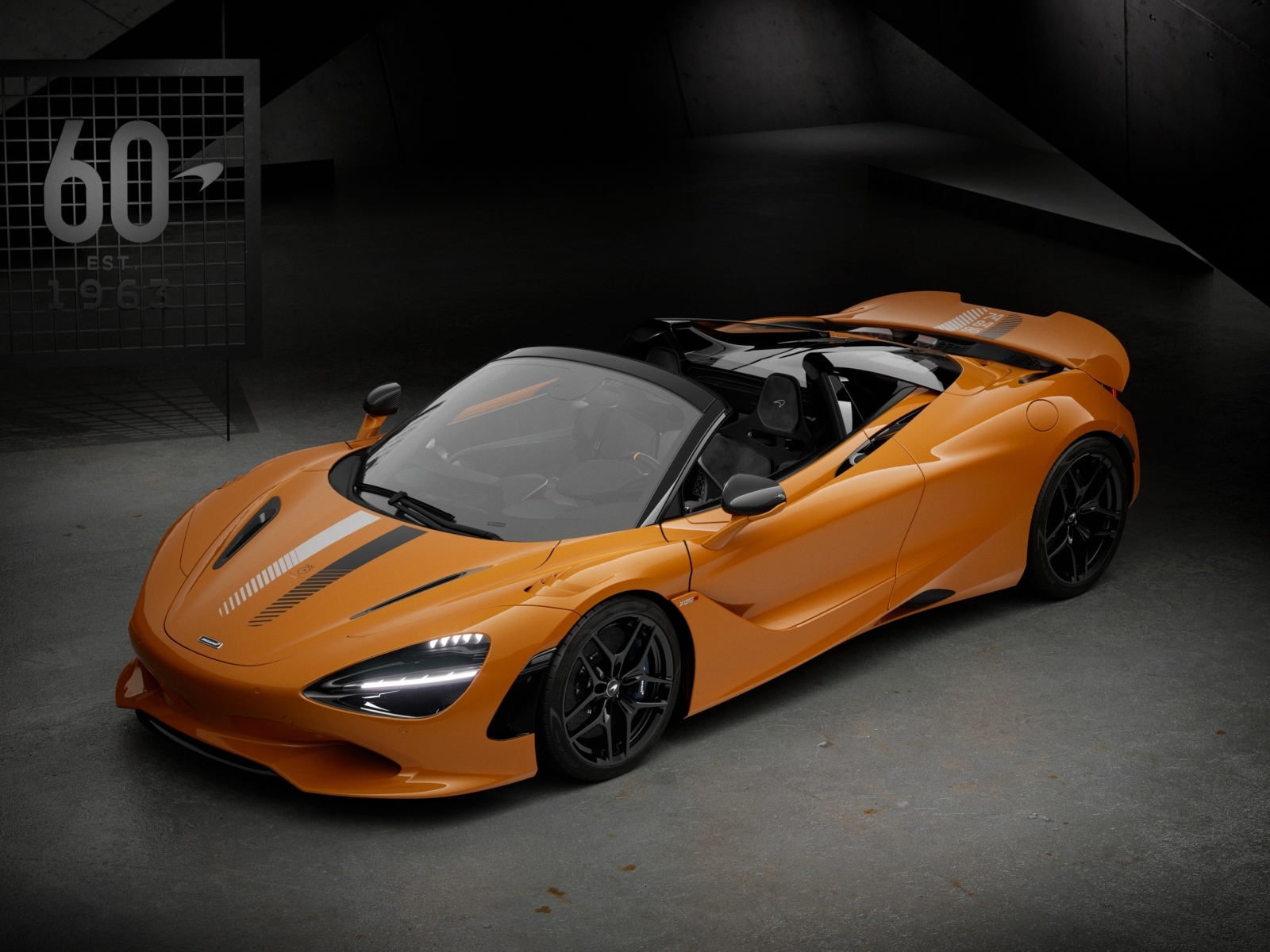 Оранжевый спорткар McLaren 750S 60th Anniversary Edition