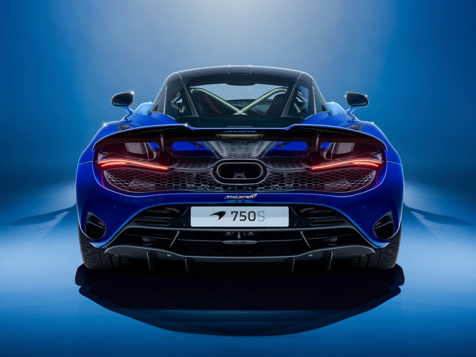 Вид сзади на синий автомобиль McLaren MSO 750S