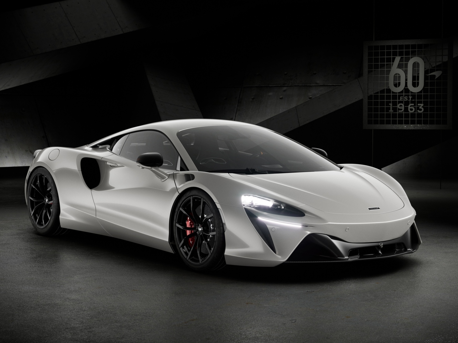 Серебристый автомобиль McLaren Artura 60th Anniversary Edition