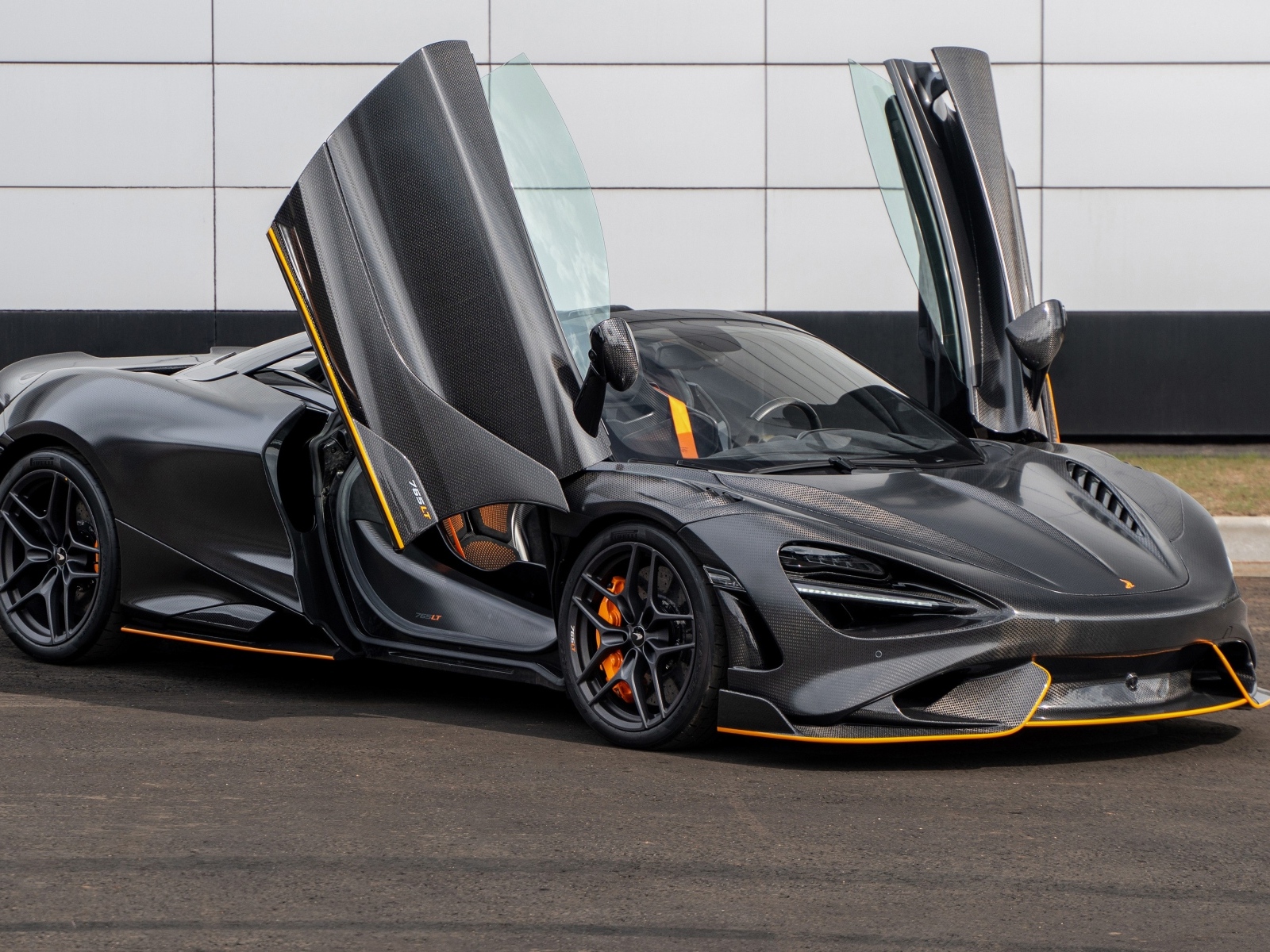 Спортивный TopCar McLaren 765LT Spider Carbon Edition 2023 года с открытыми дверями