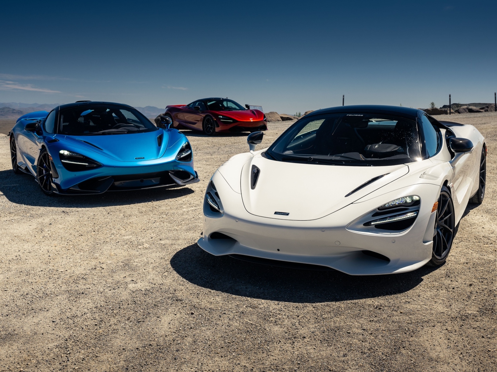 Два автомобиля McLaren 750S 2024 года
