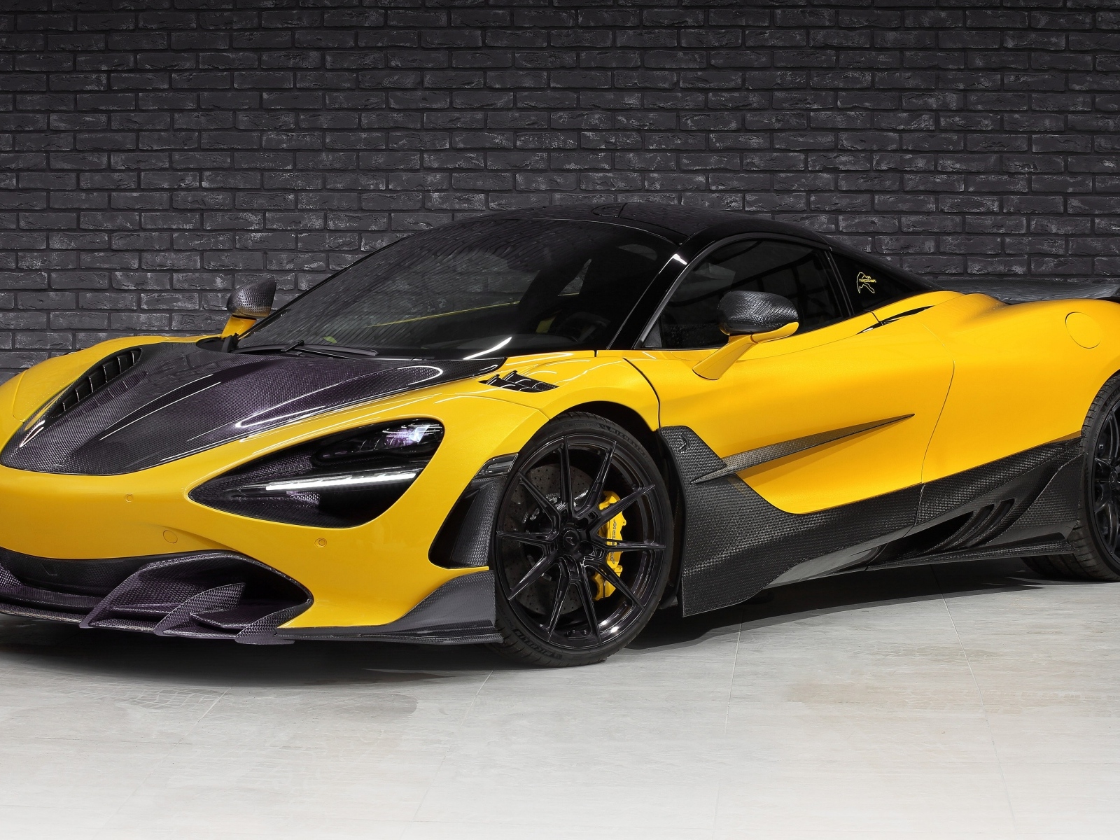 Желтый автомобиль McLaren 720S Fury