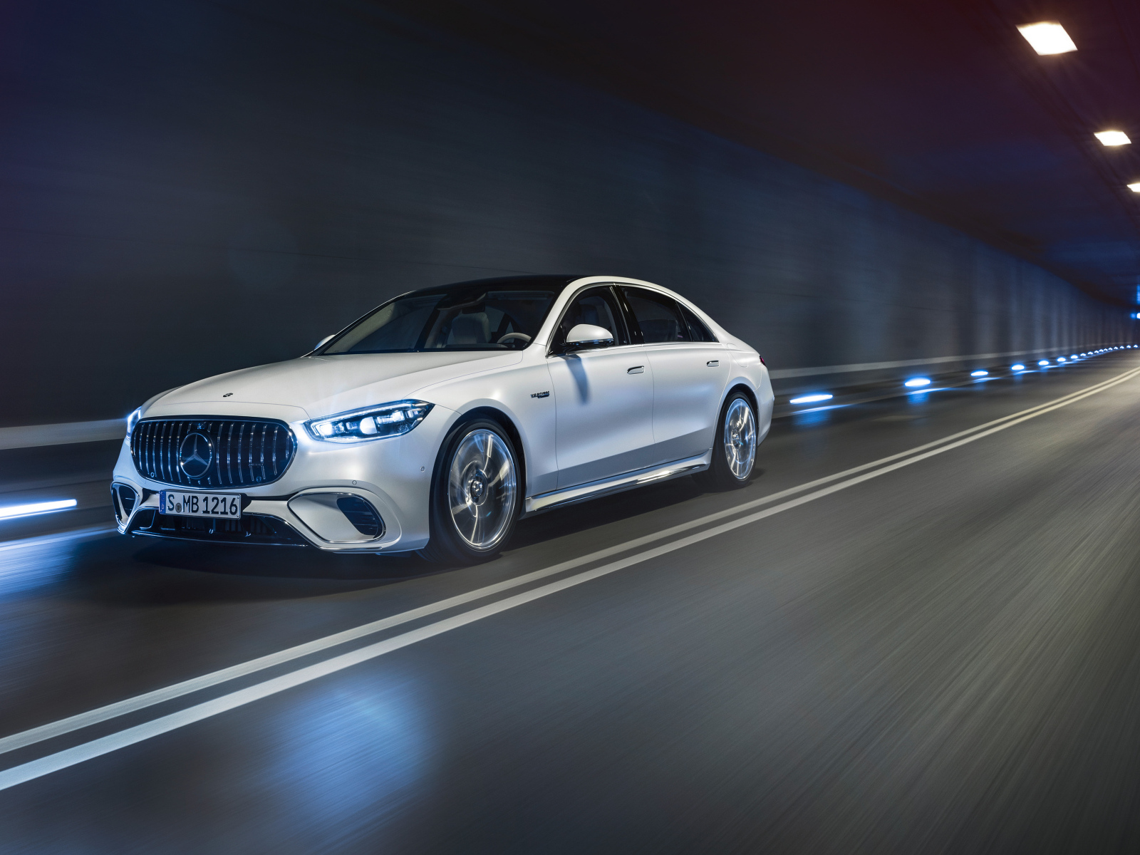 Автомобиль Mercedes-AMG S 63 E Performance 2023 года в тонелле