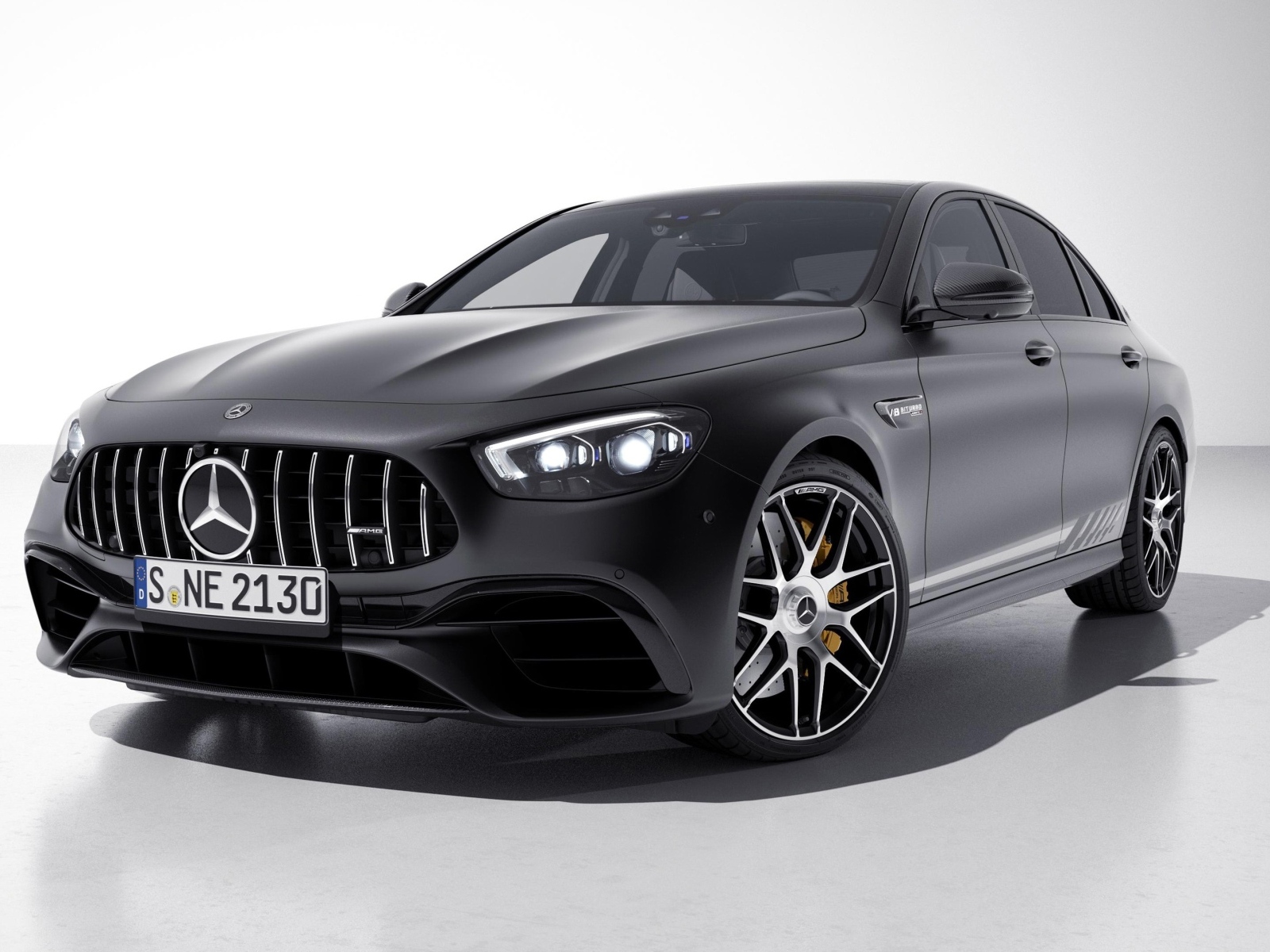 Черный автомобиль Mercedes-AMG E 63 S 4MATIC+