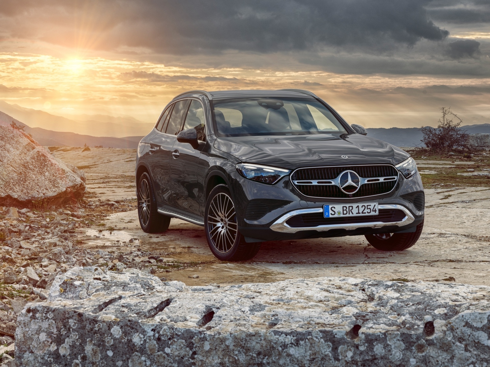 Черный внедорожник Mercedes-Benz GLC 300  на фоне заката