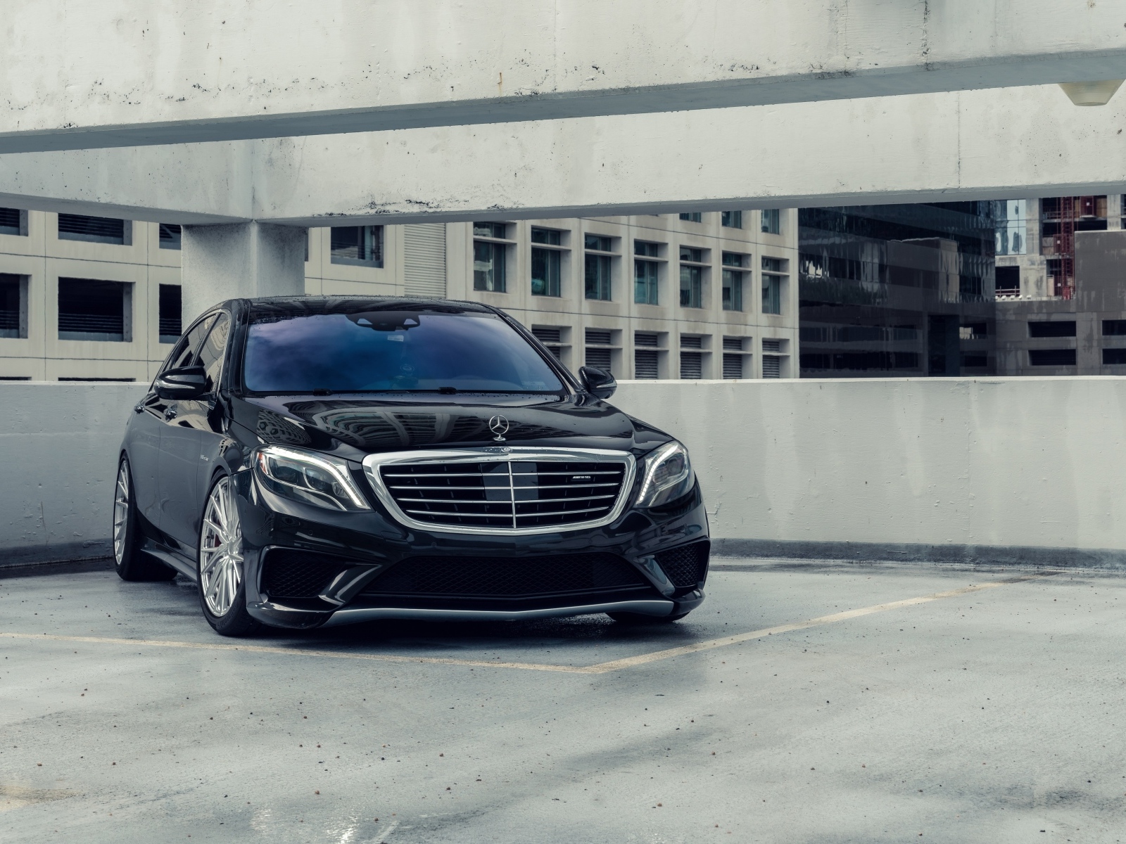 Черный автомобиль Mercedes-Benz S-Coupe S 63 AMG