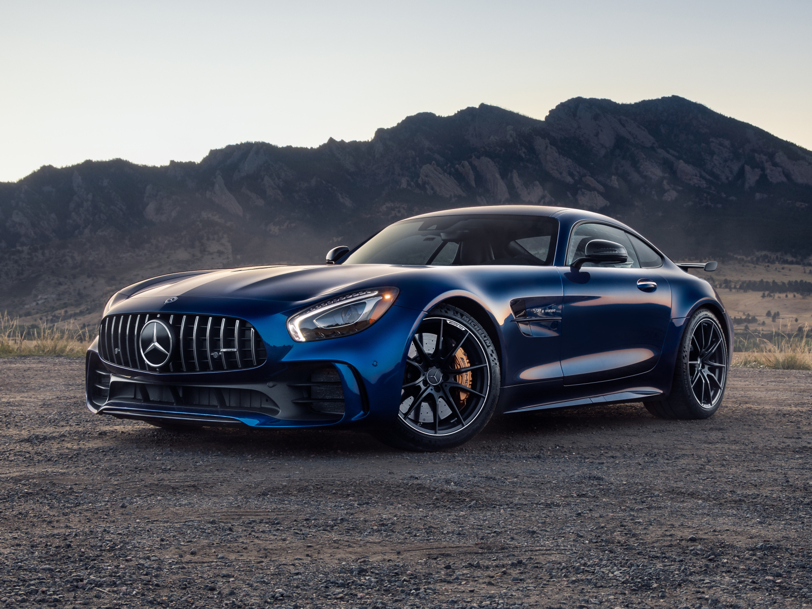 Синий автомобиль Mercedes-Benz AMG GT R в горах