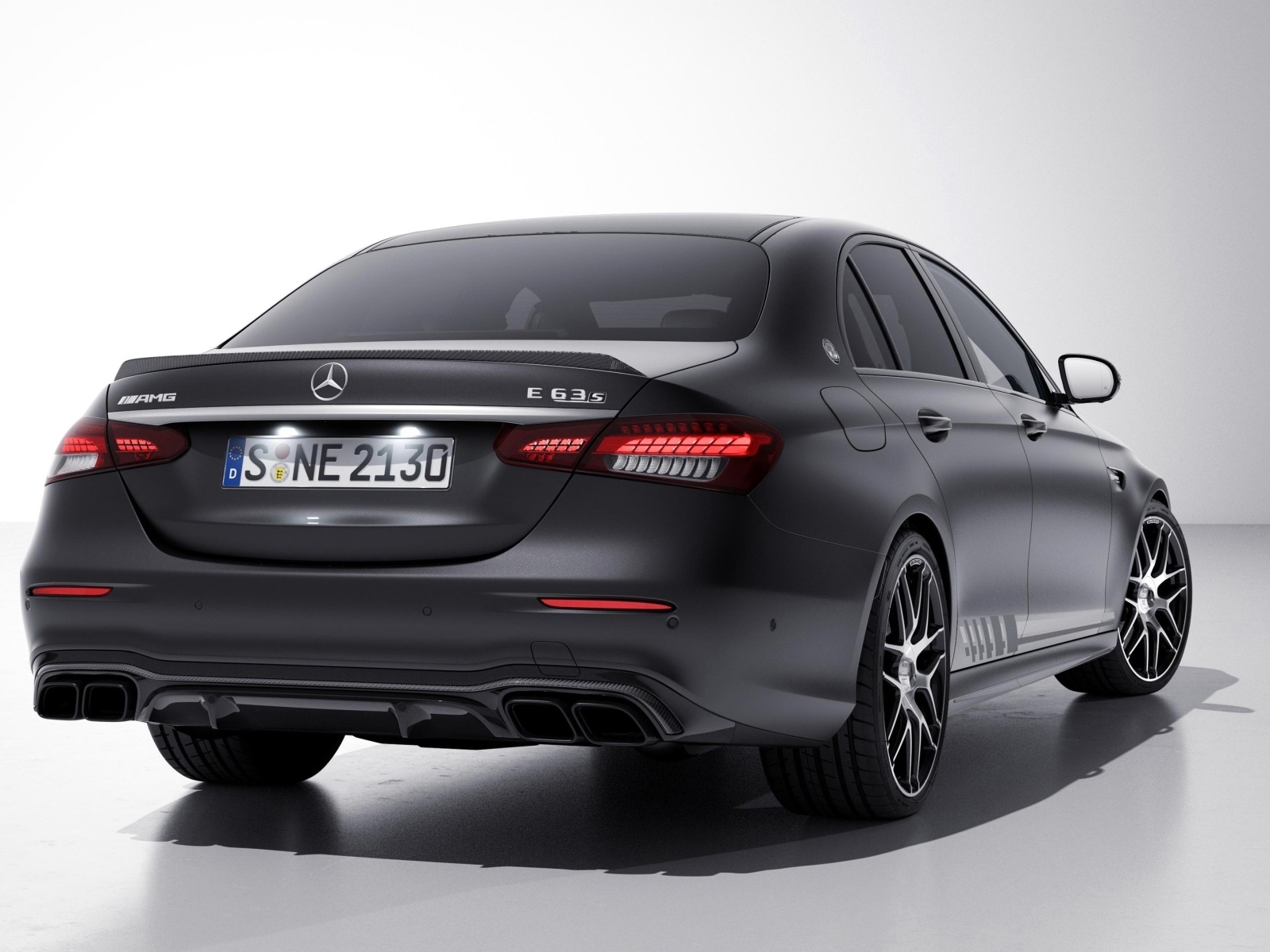 Автомобиль Mercedes-AMG E 63 S 4MATIC+ вид сзади на белом фоне