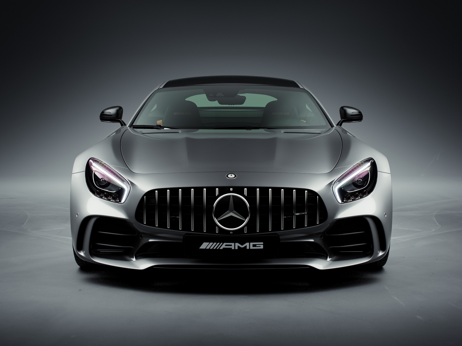 Вид спереди на автомобиль Mercedes-AMG GT R