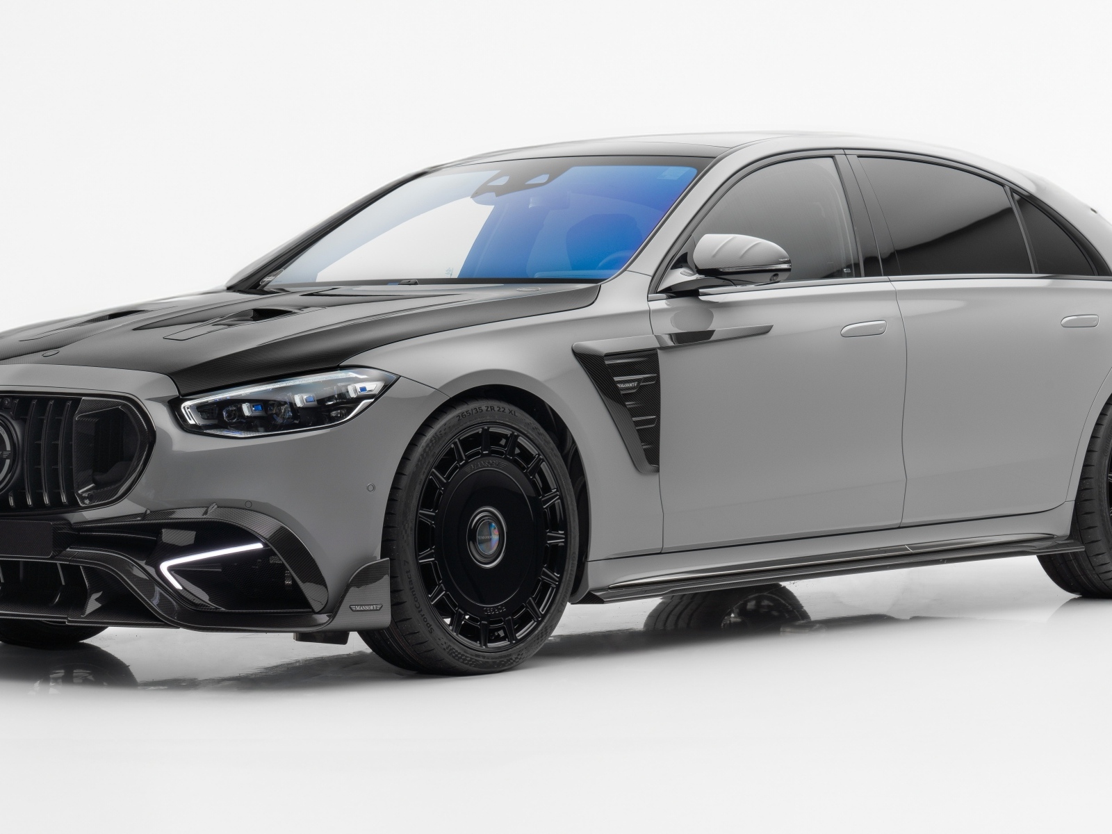 Серебристый автомобиль Mansory Mercedes-AMG S 63 E Performance 2023 года