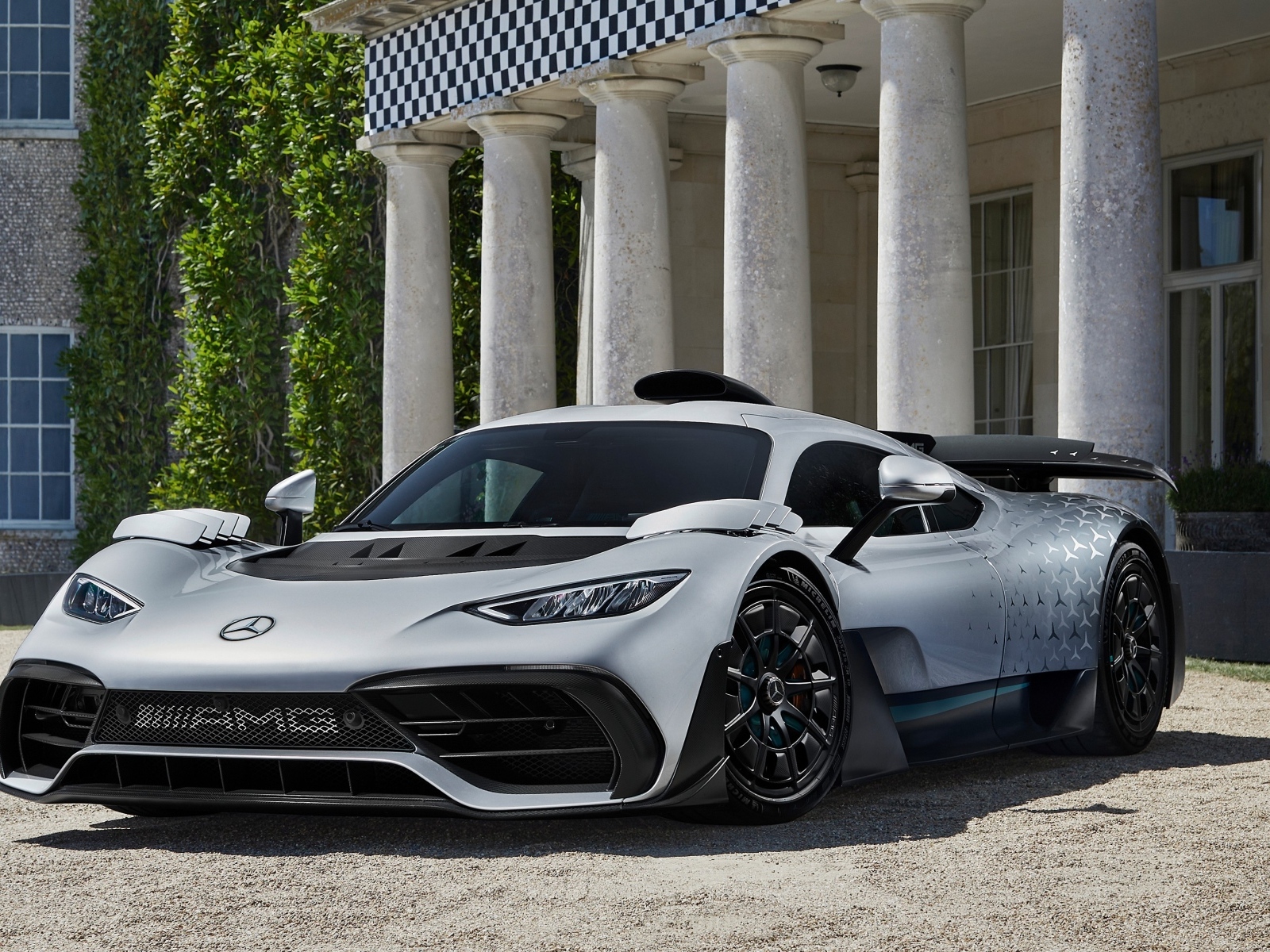 Серебристый быстрый автомобиль Mercedes-AMG ONE