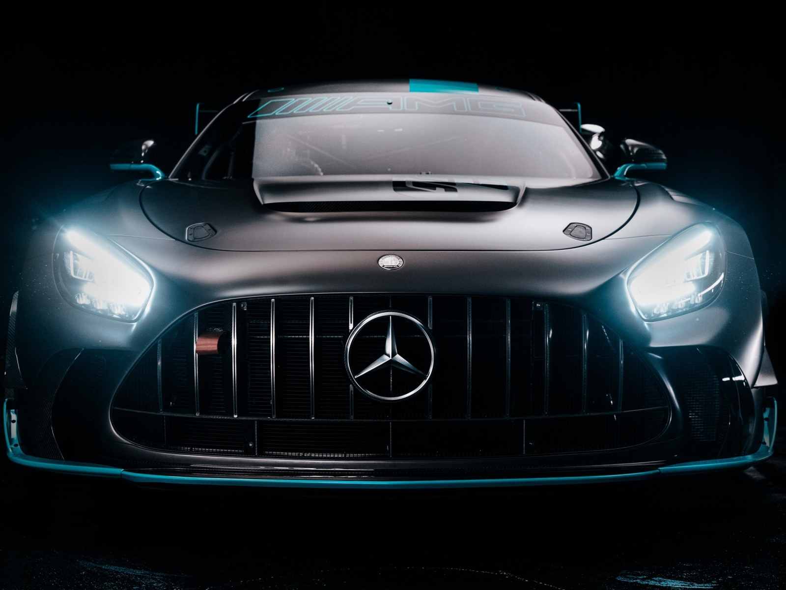Стильный быстрый автомобиль Mercedes-AMG GT2 PRO 2023 года вид спереди