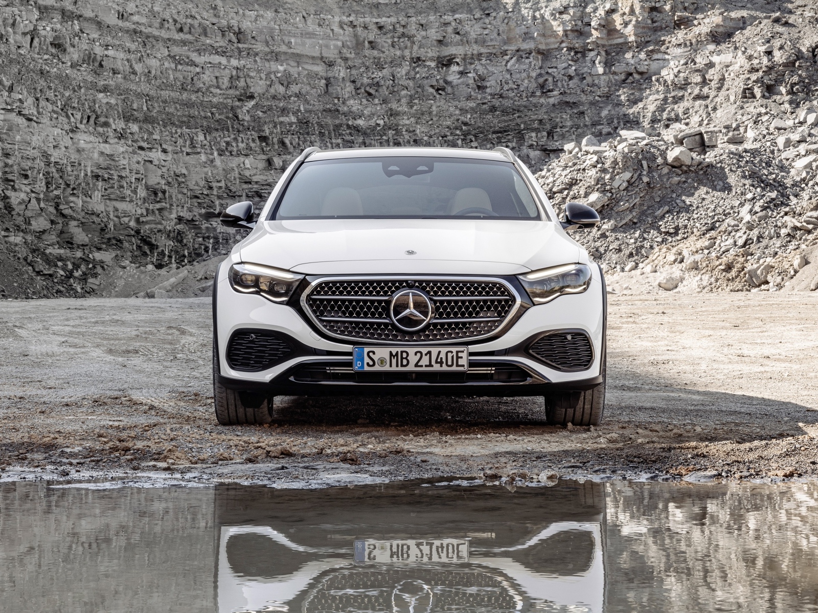Белый автомобиль Mercedes-Benz E 450 4MATIC All-Terrain 2024 года