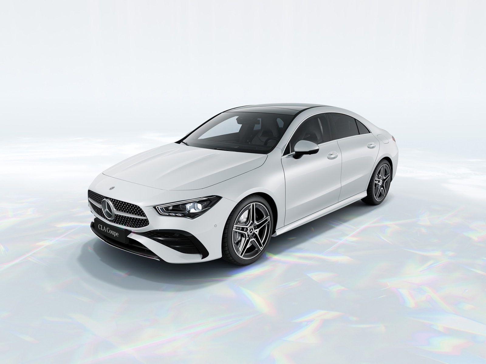 Белый автомобиль Mercedes-Benz CLA 260 4MATIC AMG Line