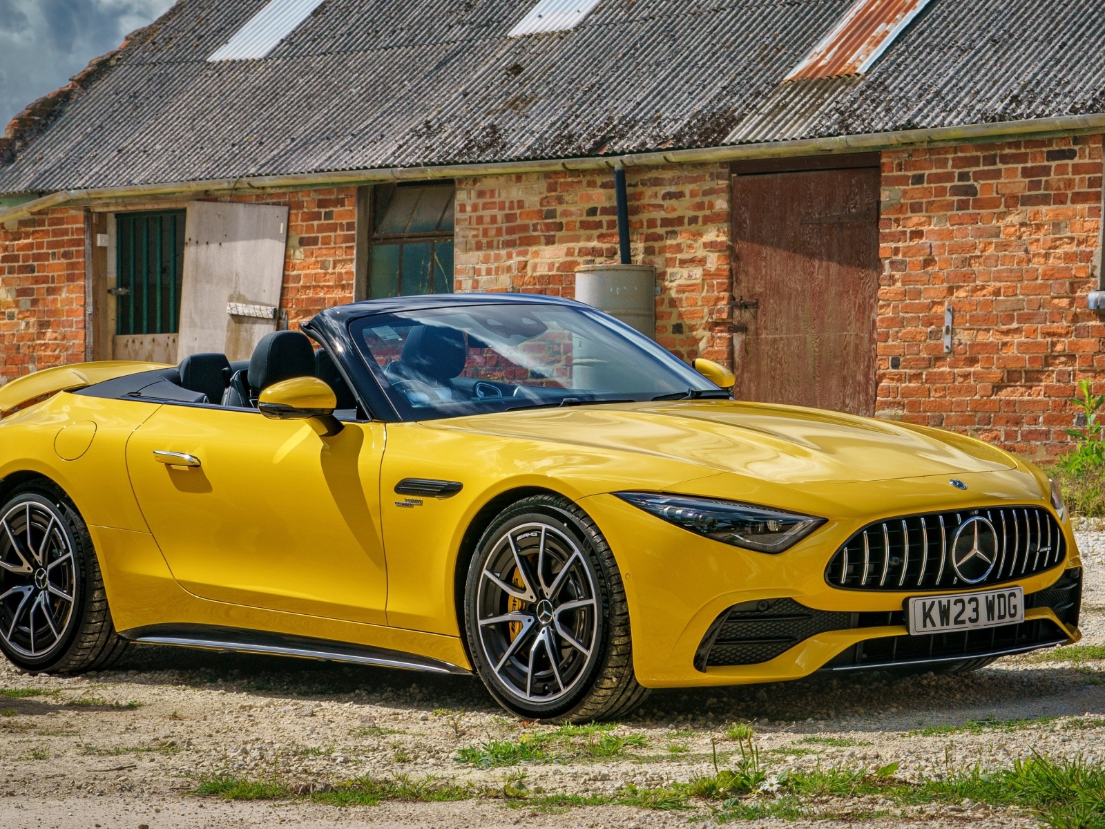 Желтый кабриолет Mercedes-AMG SL 43 2023  года