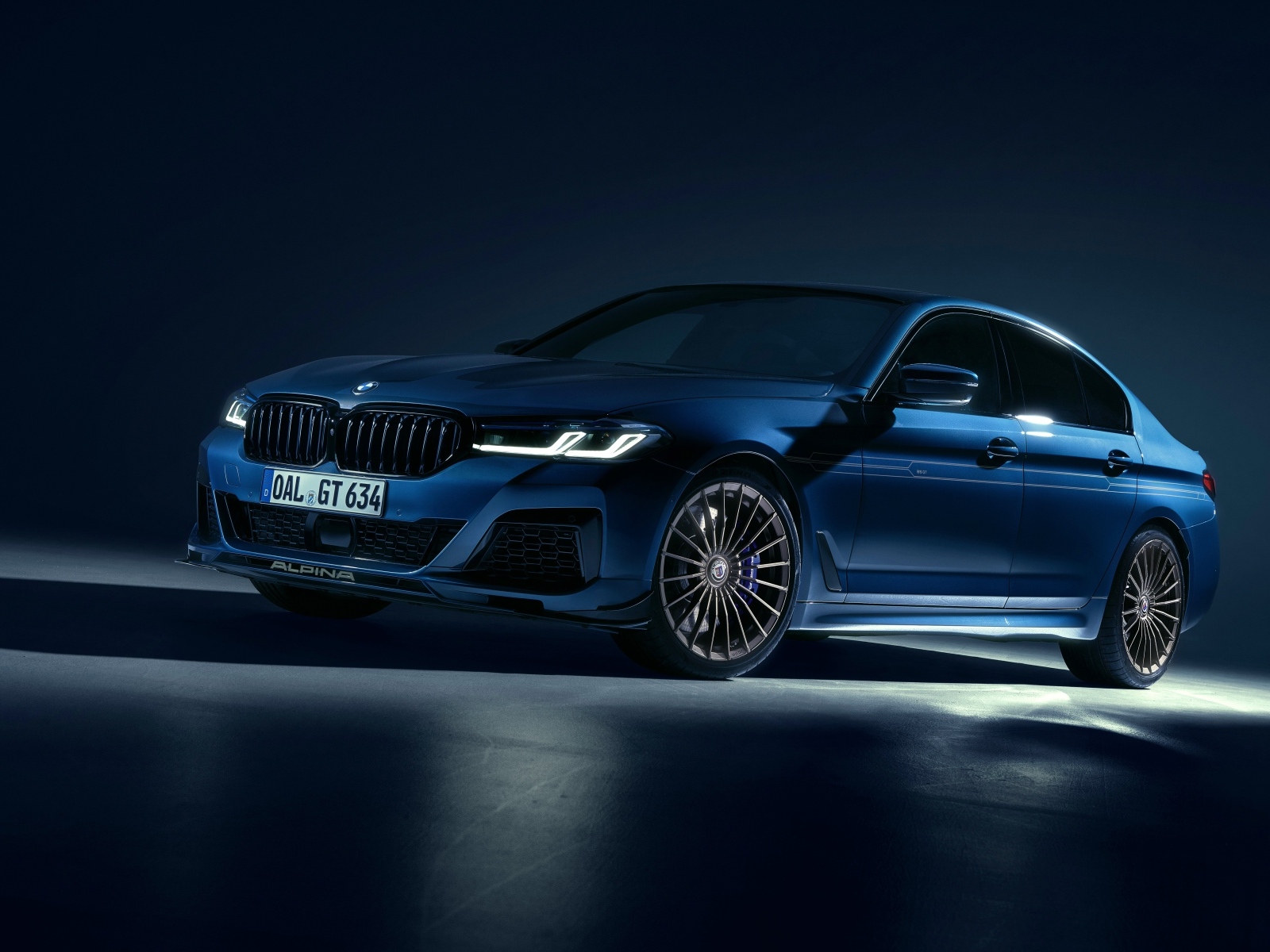 Синий автомобиль Alpina B5 GT 2023 года