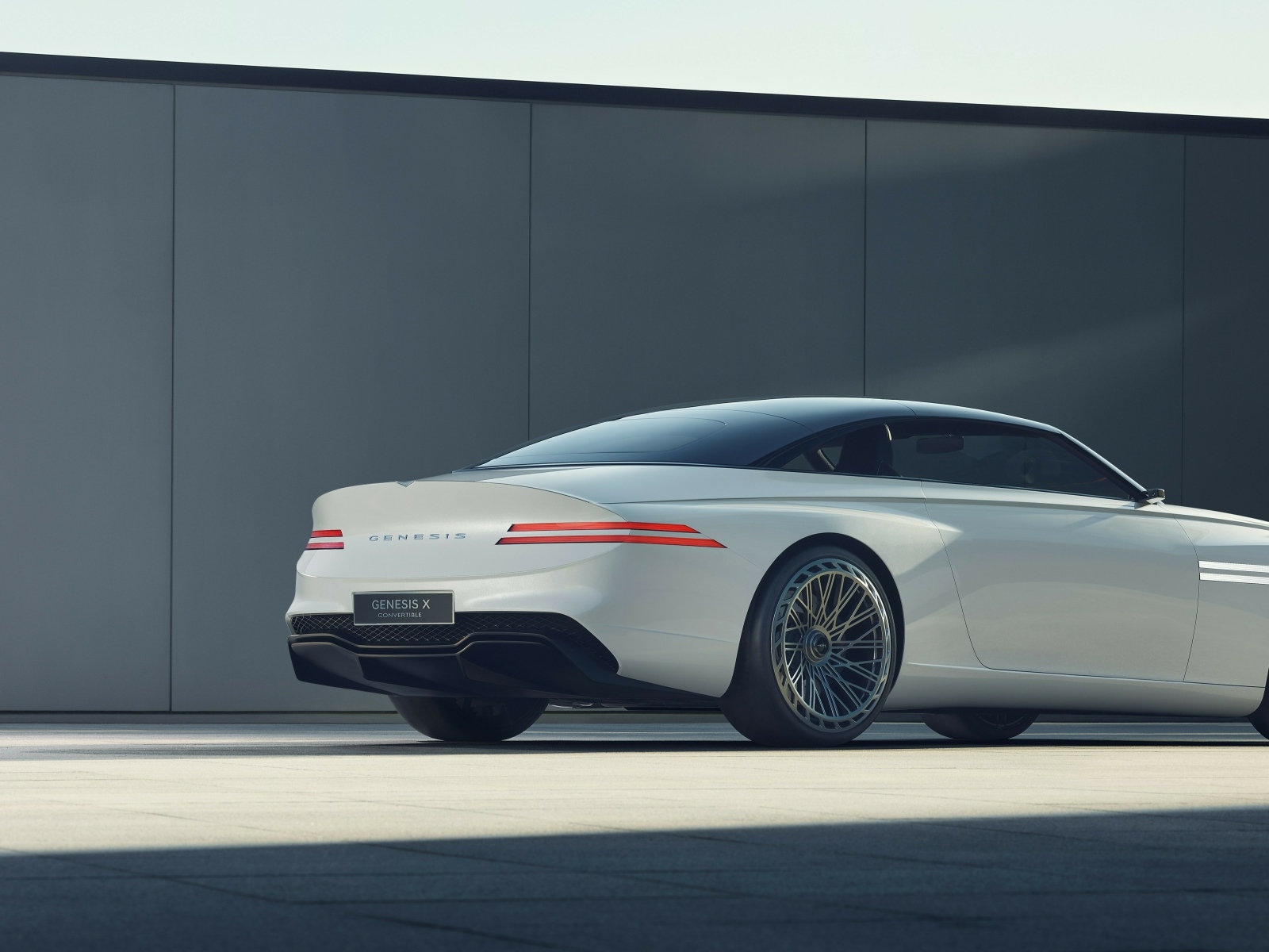 Электрический автомобиль Genesis X  2023 года вид  сзади