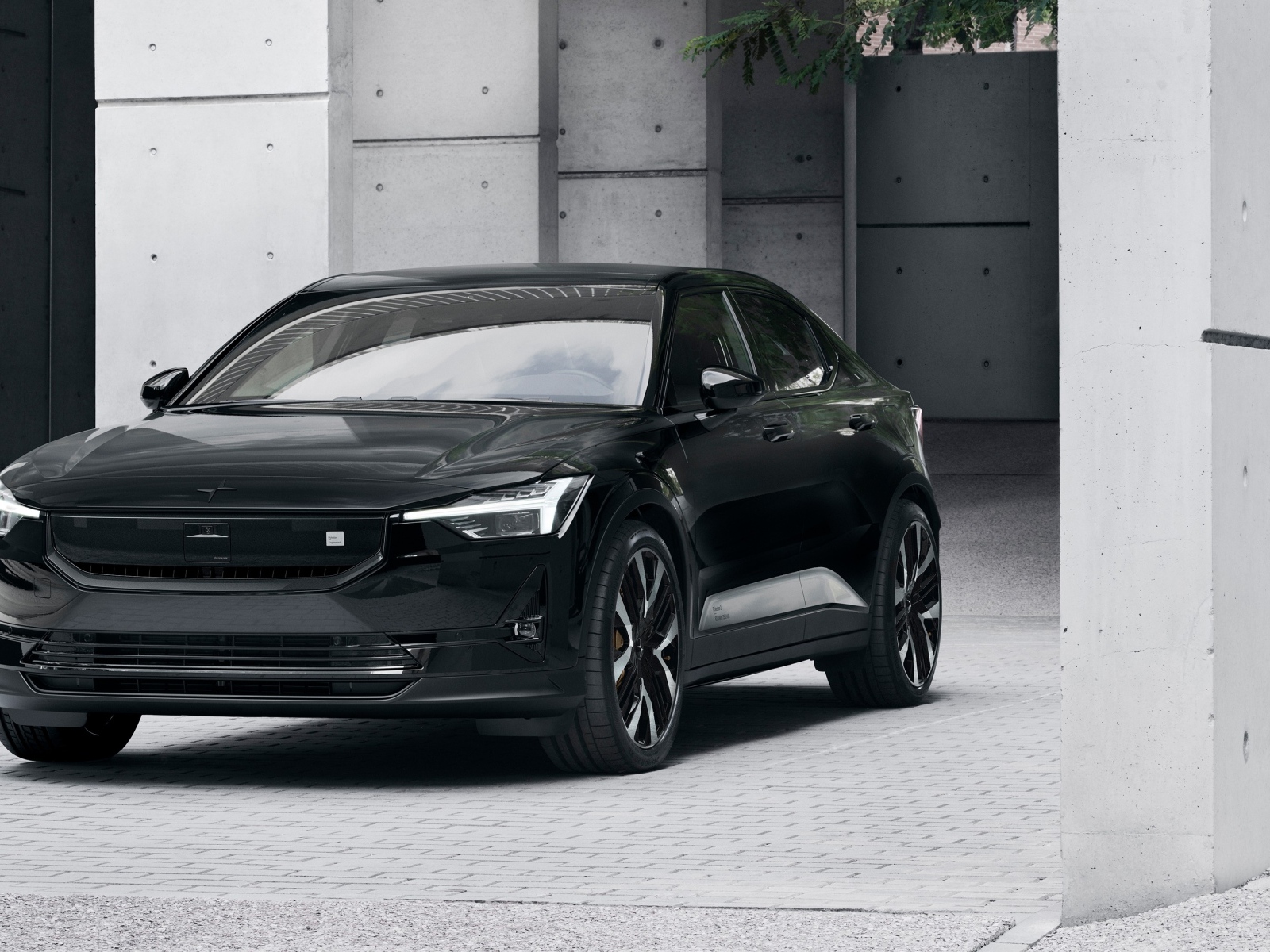 Автомобиль Polestar 2 2023  года черного цвета