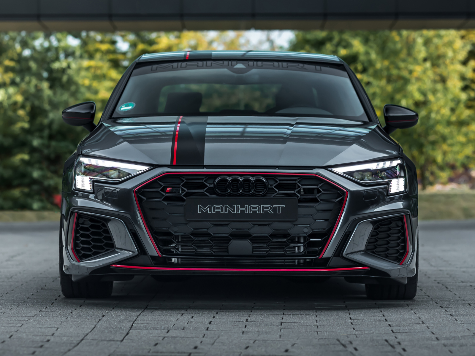 Автомобиль Manhart S 400 вид спереди