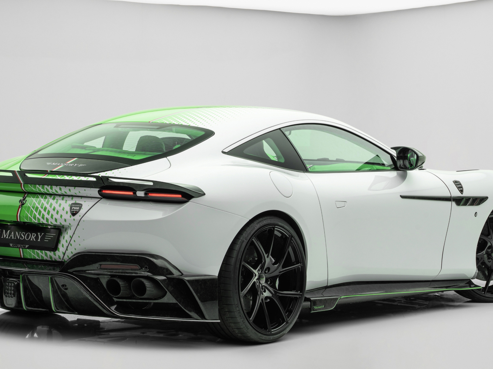 Вид сзади на автомобиль Mansory Tempesta Verde Ferrari Roma