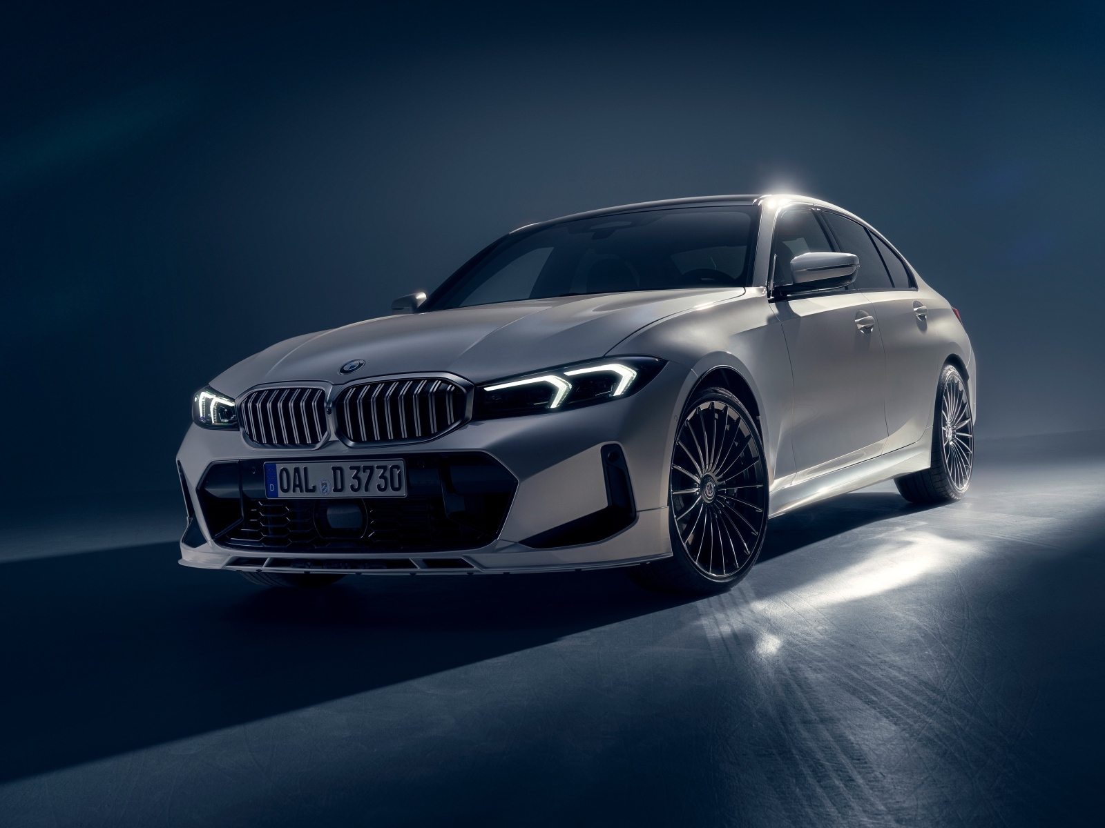 Серебристый автомобиль Alpina D3 S Limousine 2022