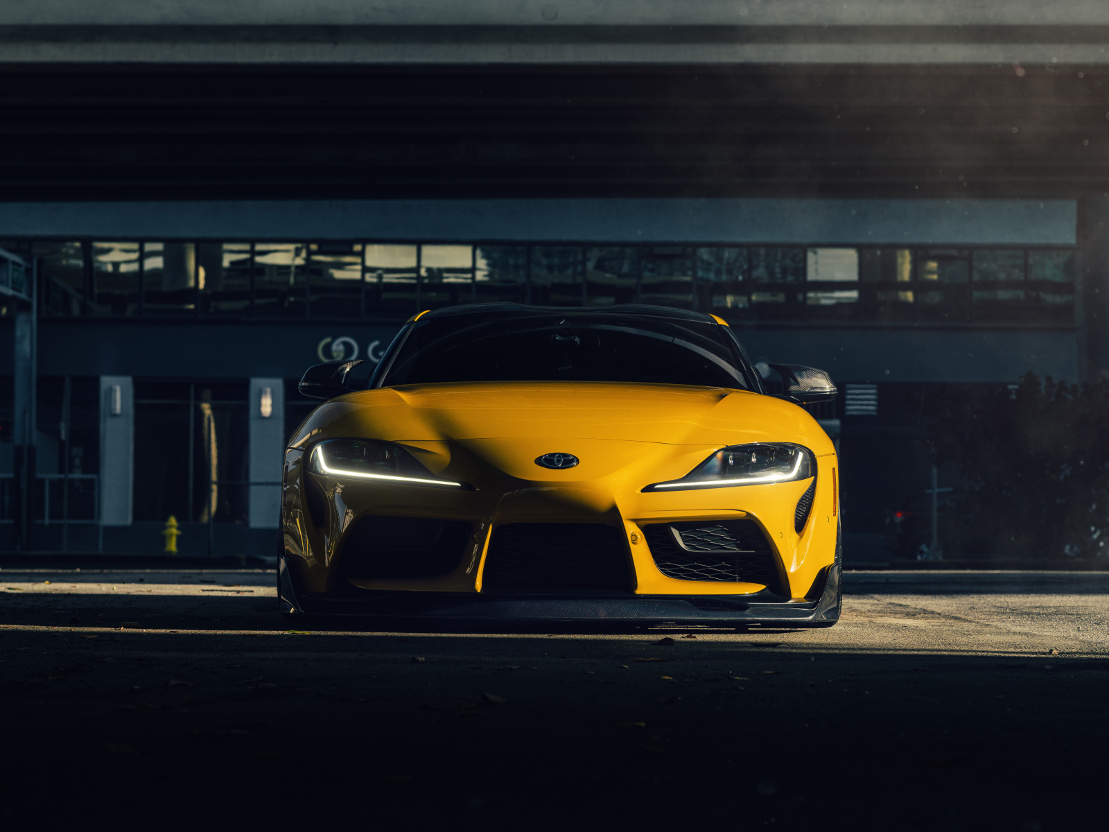 Желтый автомобиль Supra DT вид спереди