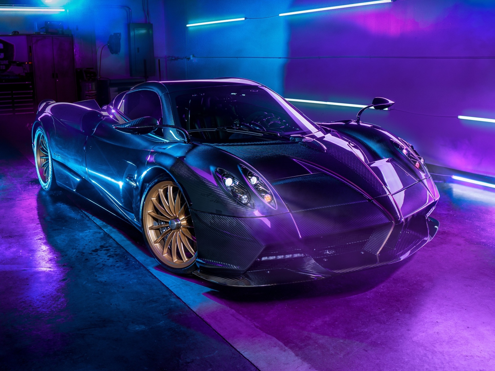 Черный автомобиль Pagani Huayra Roadster