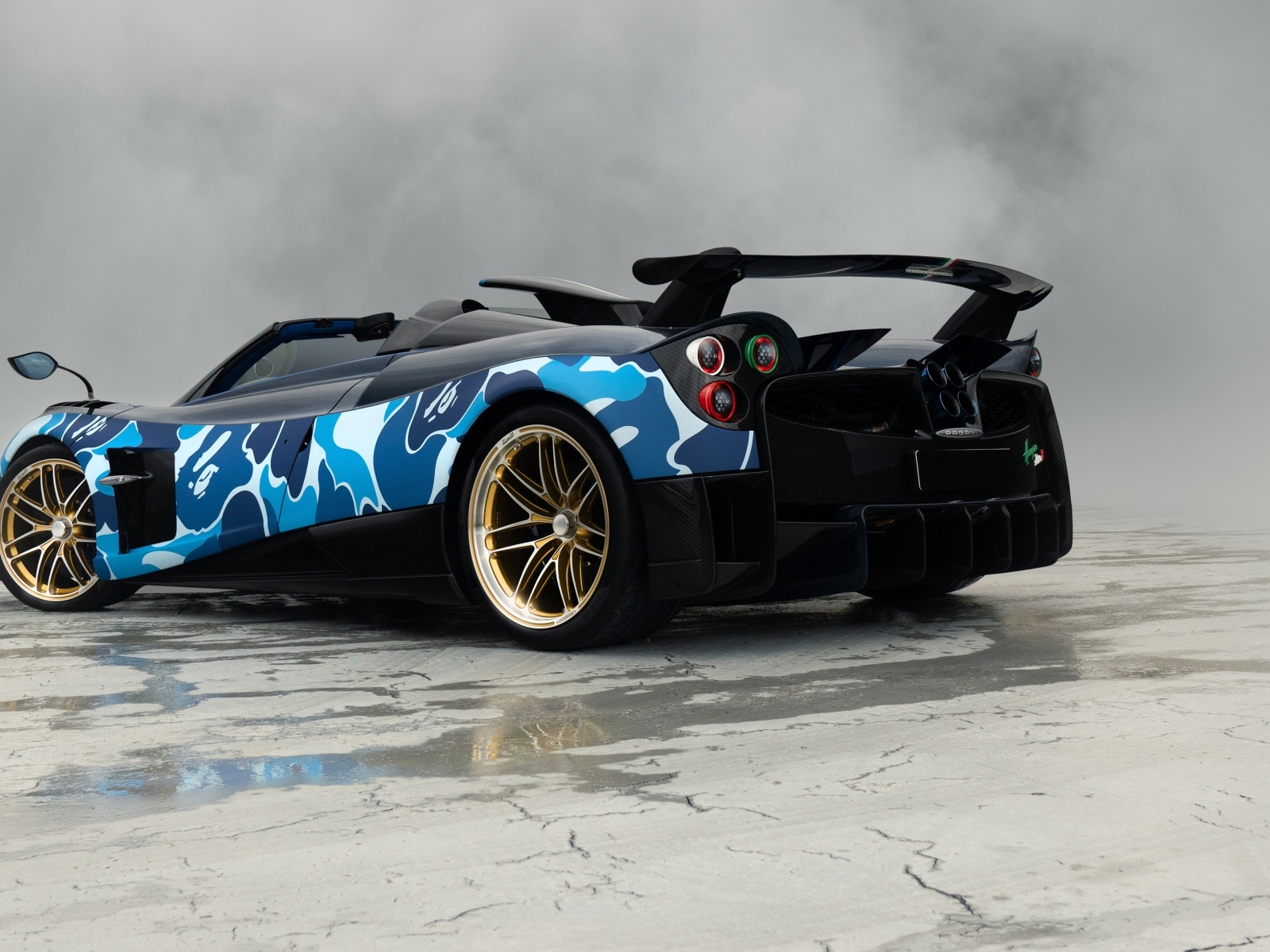 Спортивный Pagani Huayra Roadster вид сзади