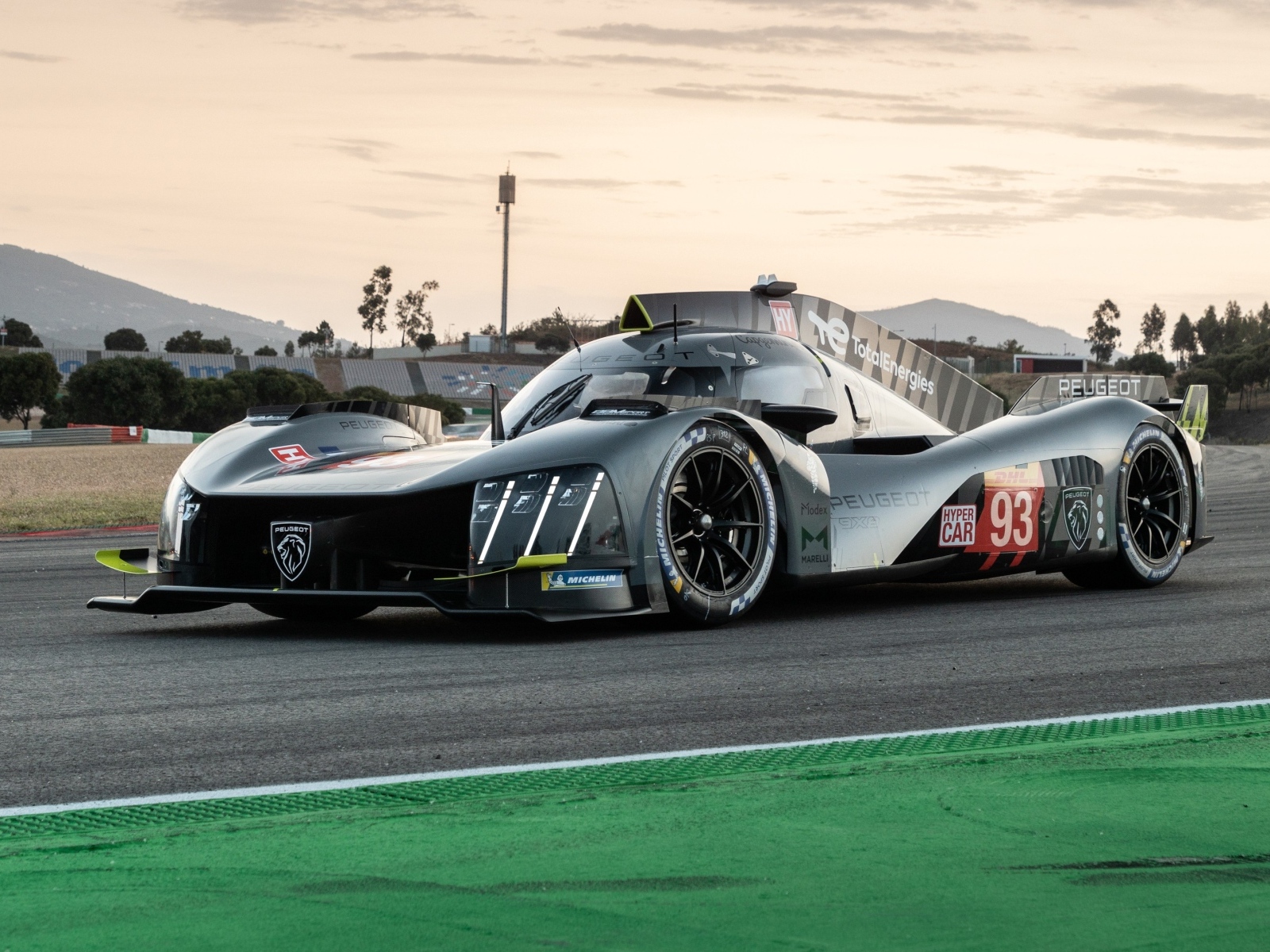 Гоночный автомобиль Peugeot 9X8 2022 года
