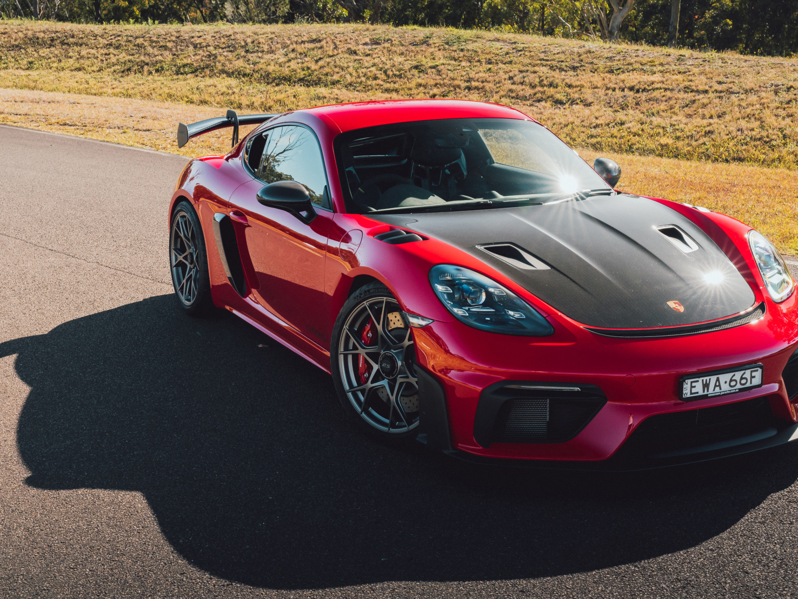 Спортивный автомобиль Porsche 718 Cayman GT4 RS Weissach Package 2023 года на дороге