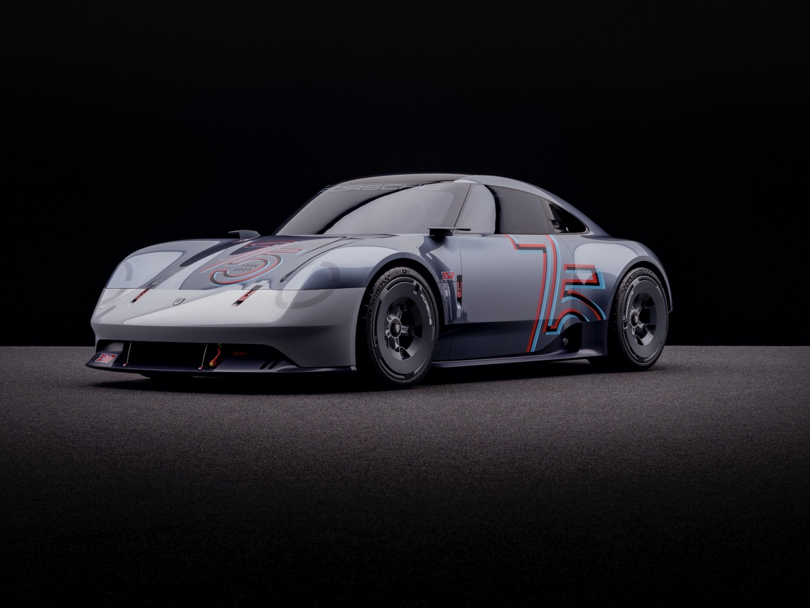 Автомобиль Porsche Vision 357 2023 года на черном фоне