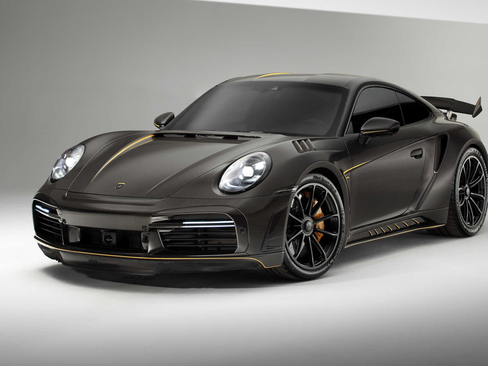 Авто Porsche 911 Turbo S Stinger GTR Carbon Edition на сером фоне 
