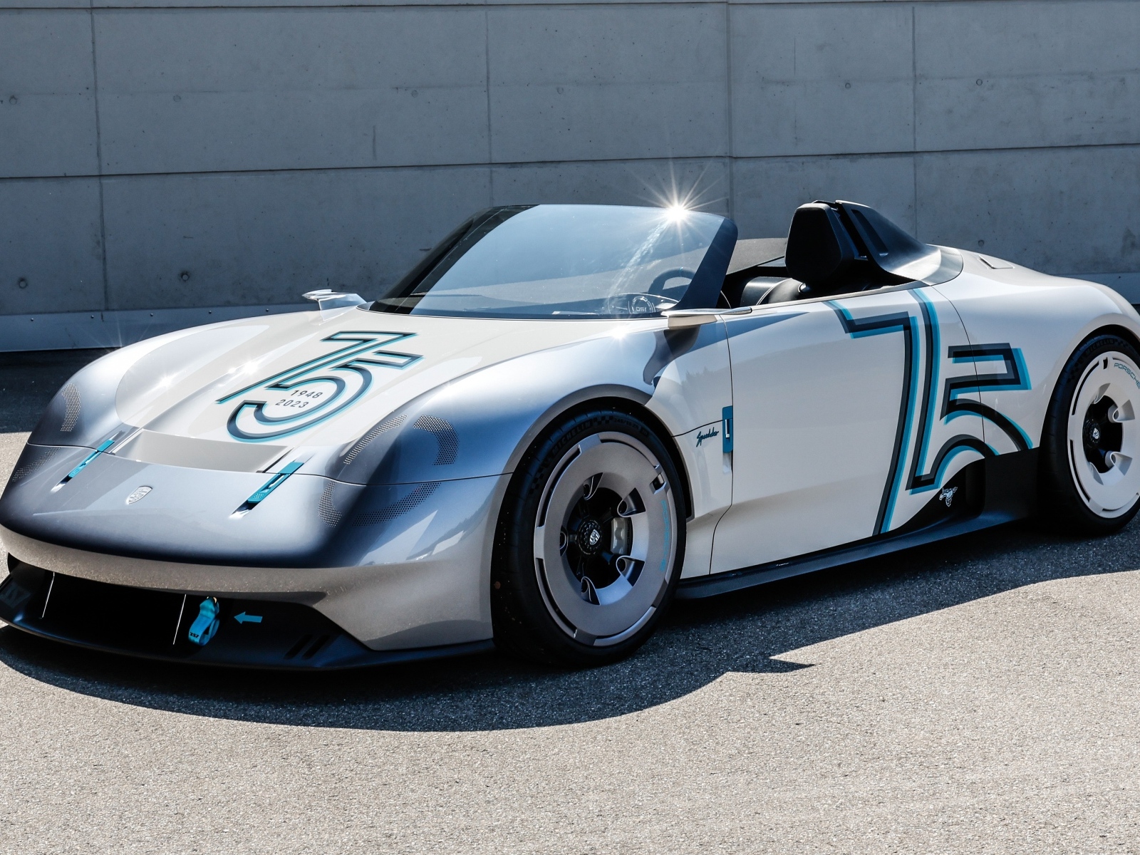 Красивый спортивный автомобиль Porsche Vision 357 Speedster