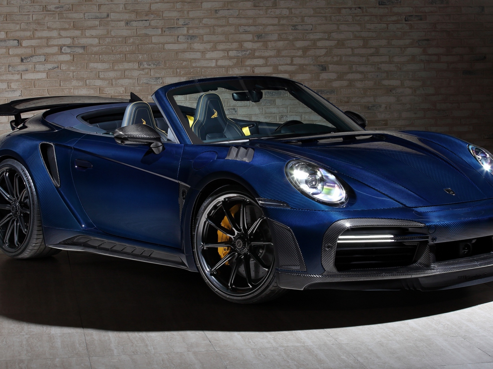 Синий кабриолет Porsche 911 Turbo S Stinger GTR
