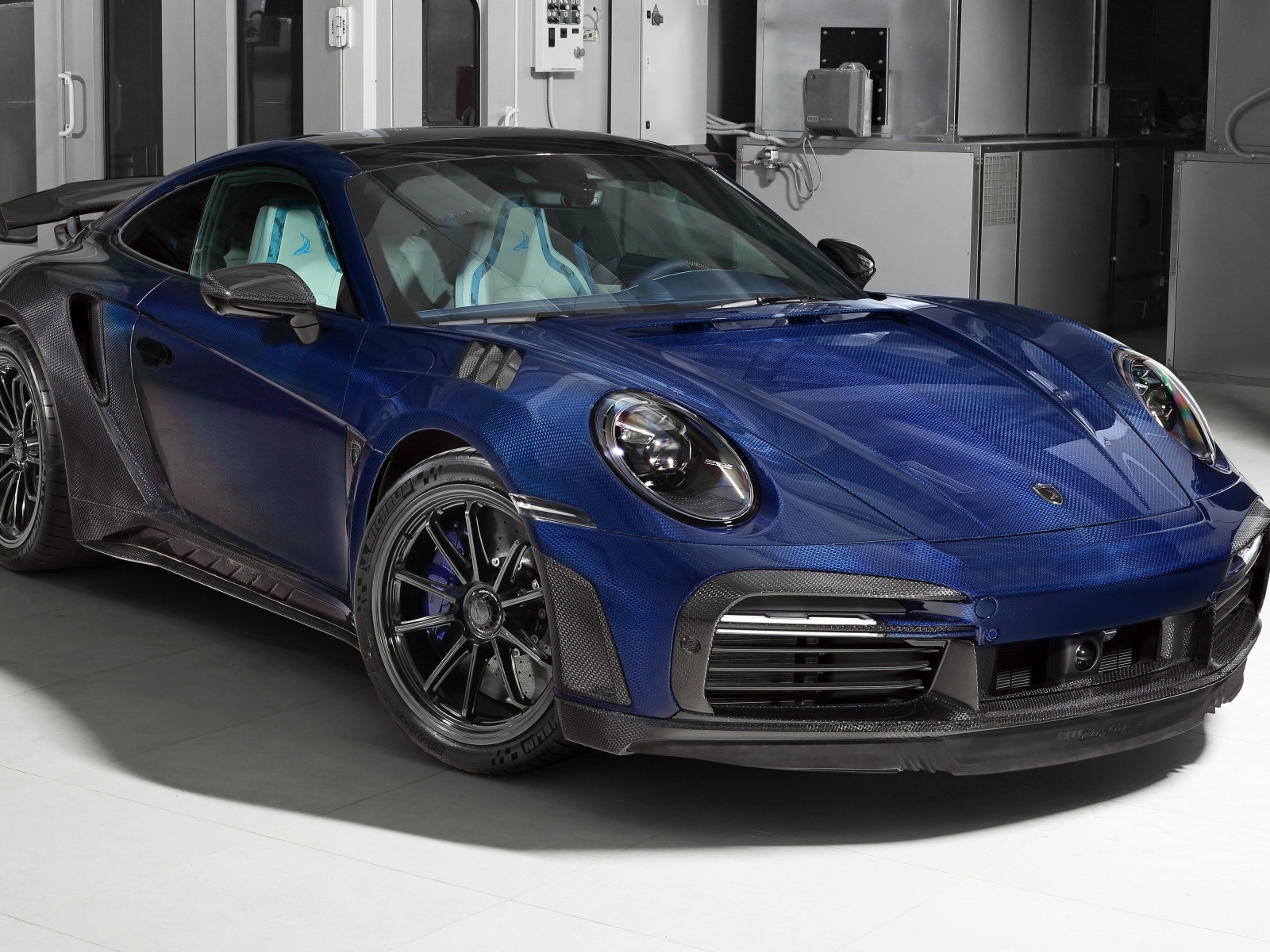Синий автомобиль Porsche 911 Turbo S Stinger GTR