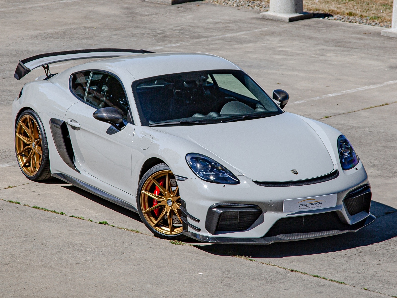 Серый автомобиль Porsche 718 Cayman GT4