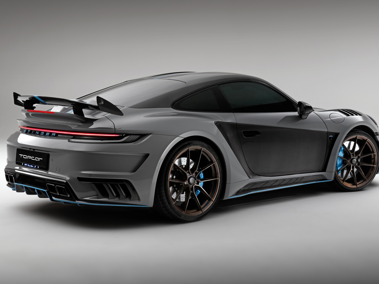 Серый спортивный Porsche 911 Turbo S Stinger GTR 3 2023 года вид сзади
