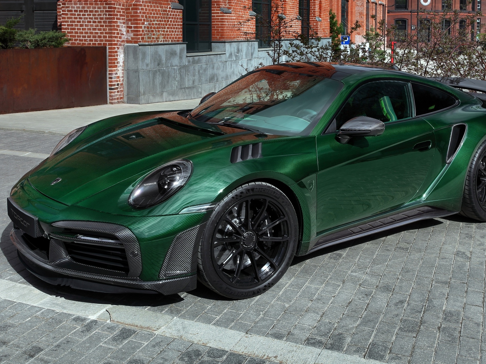 Зеленый автомобиль Porsche 911 Turbo S Stinger GTR