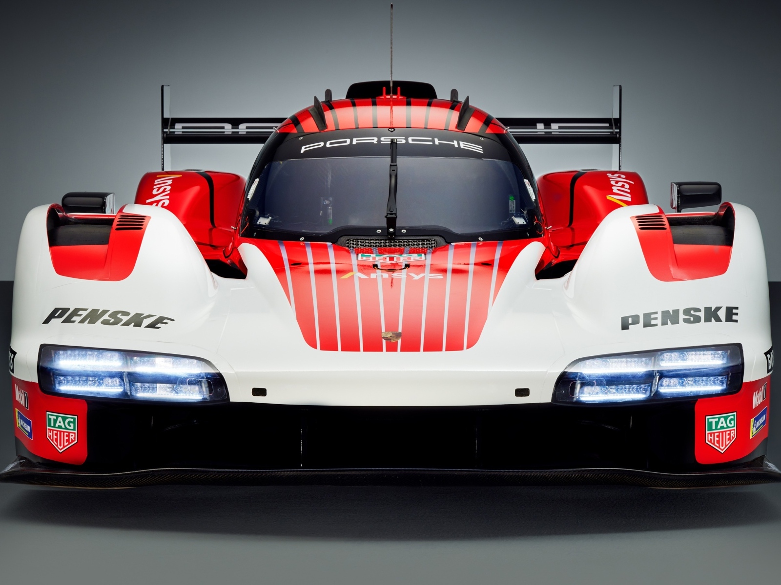 Спортивный гоночный автомобиль Porsche 963 Prototype вид спереди