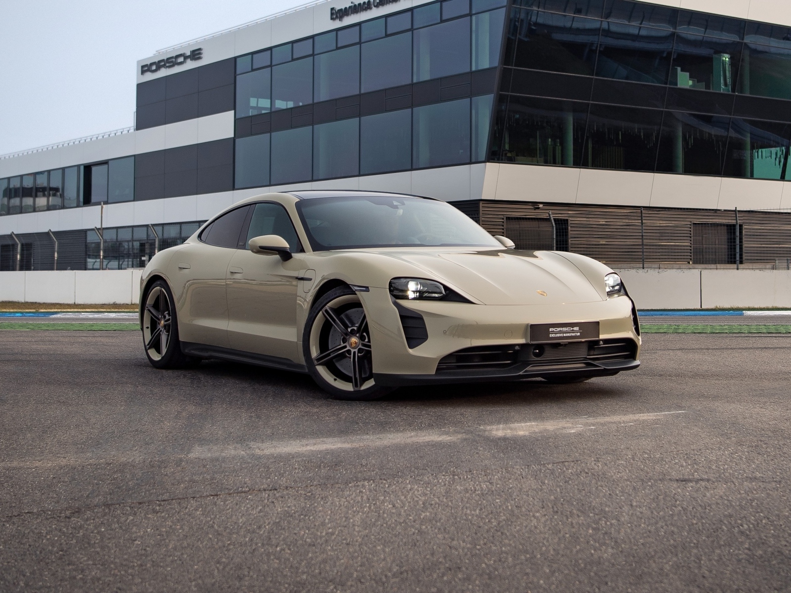 Автомобиль Porsche Taycan GTS у здания